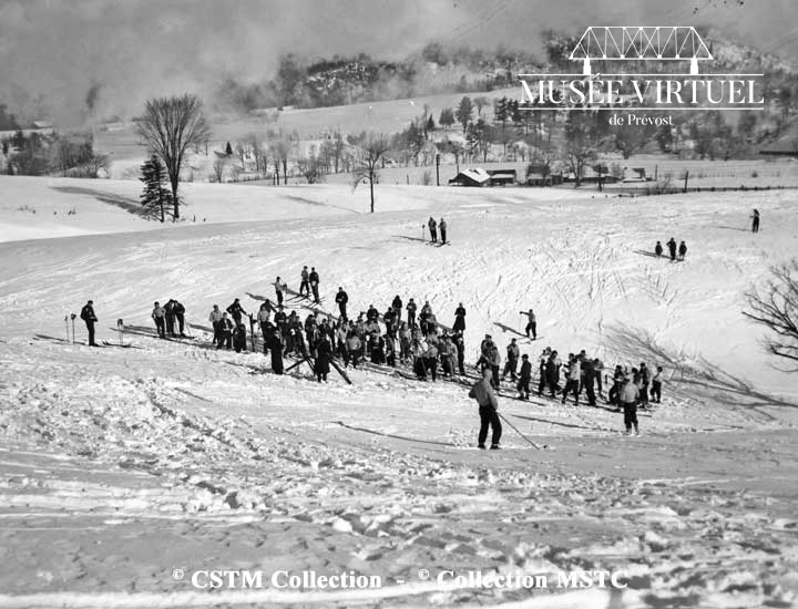 9. Service religieux sur la pente de ski vers les années '35 - Collection du Musée des Sciences et Technologies du Canada
